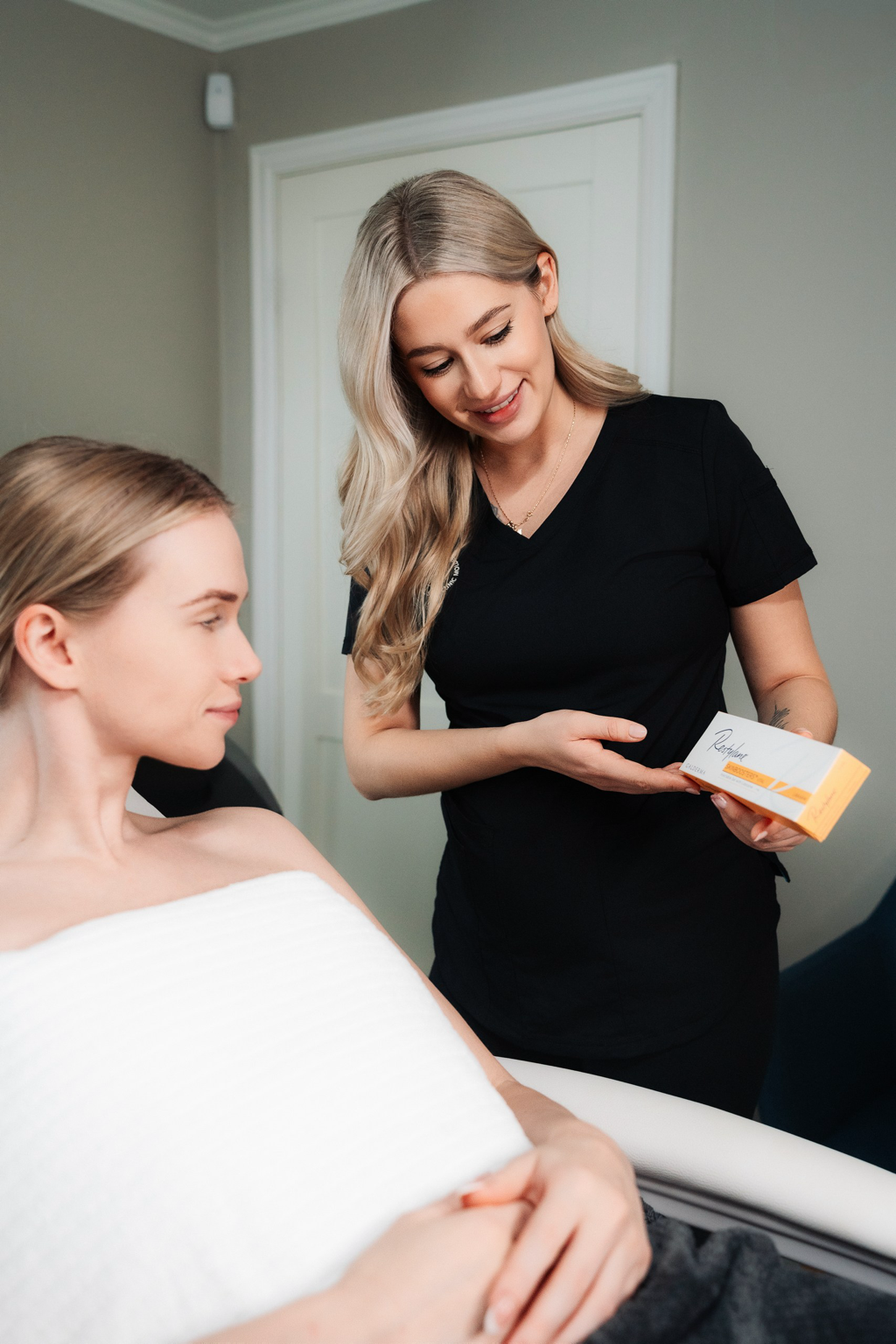 Behandler går gjennom journal og behandlingsplan ved Skin Clinic Molde
