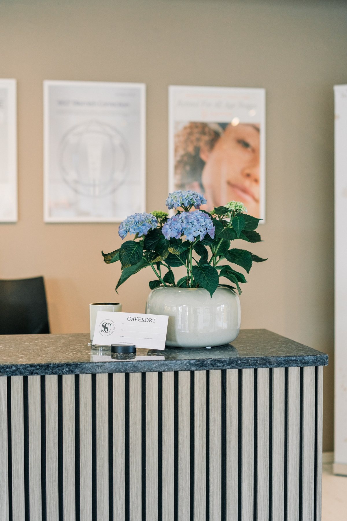 Gavekort fra Skin Clinic Molde på resepsjonsdisken