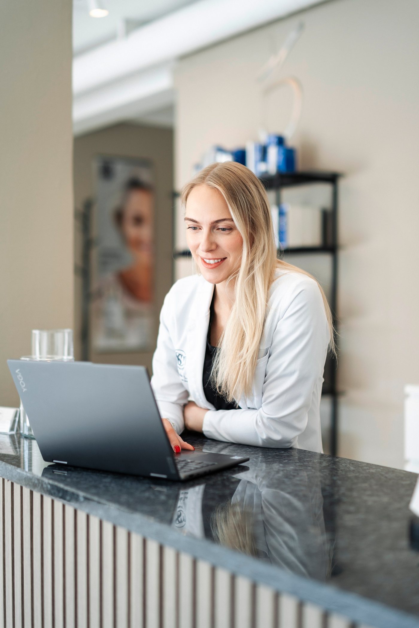 Behandler ved resepsjonen i Skin Clinic Molde